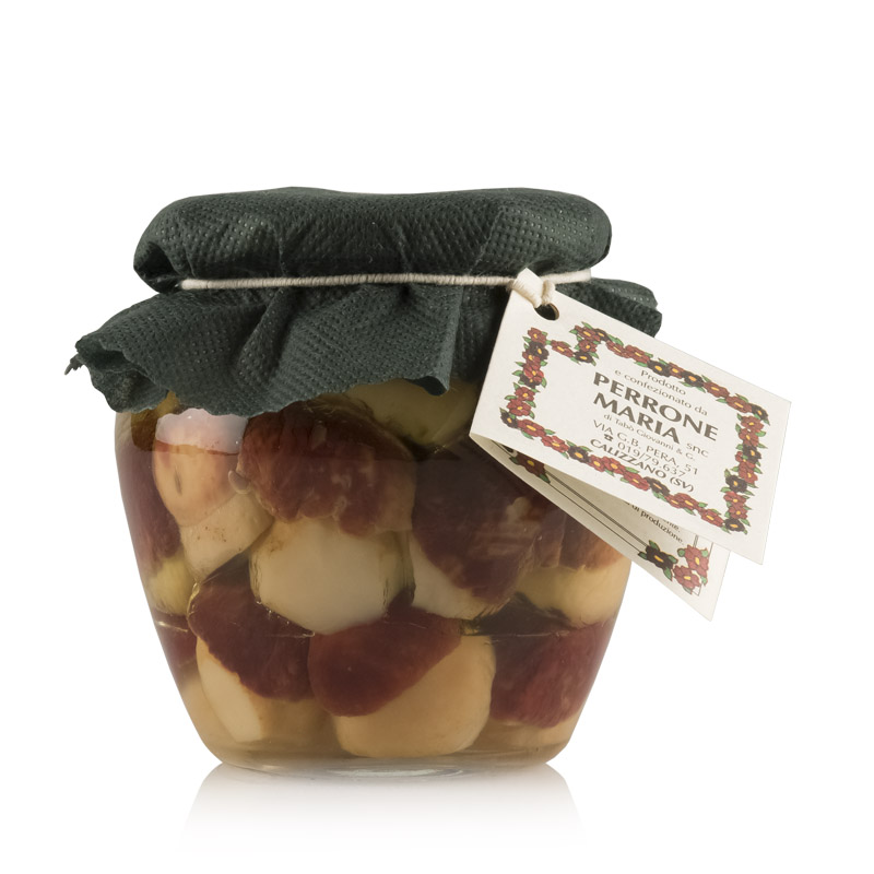 Cèpes noirs entiers dans l'huile d'olive